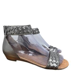 Nine West Marisole Silver Faux Leather Gladation Back Zip Sandal Women 5